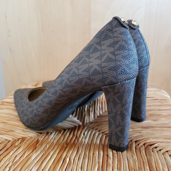 Michael Kors Signature Logo Pumps Size 7.5 NEW! - Picture 1 of 12